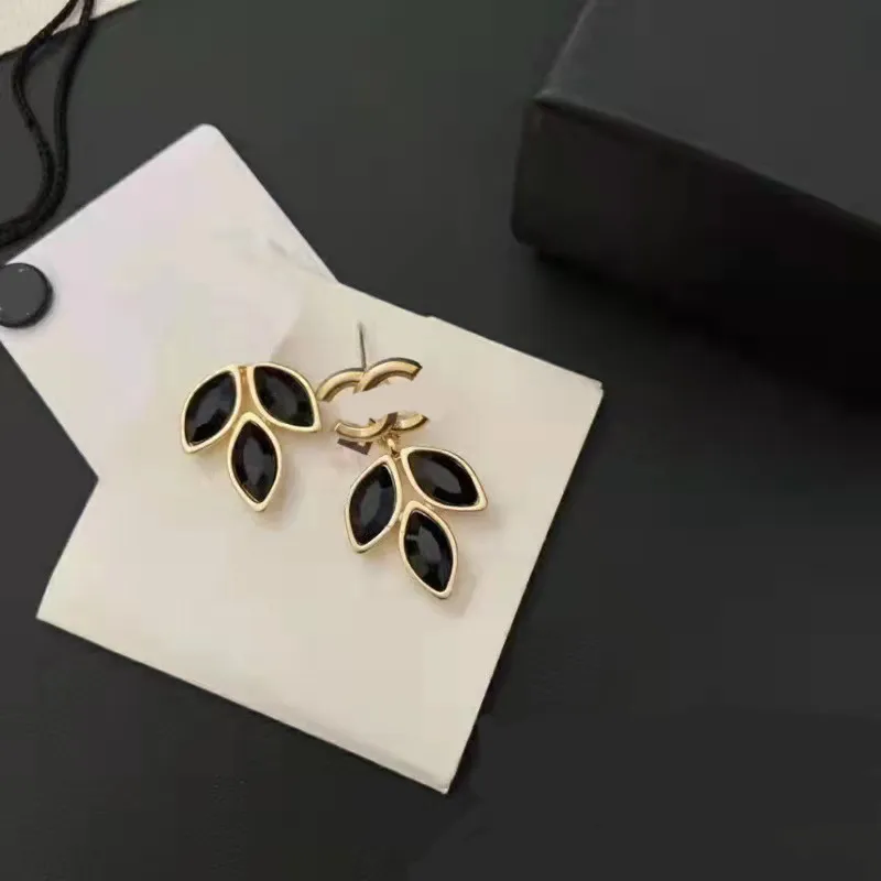 Diseñador de lujo 18K chapado en oro Marca Stud Pendiente Estilo de moda Colgante de hoja para mujer Chica Regalo de fiesta Accesorio de joyería de alta calidad