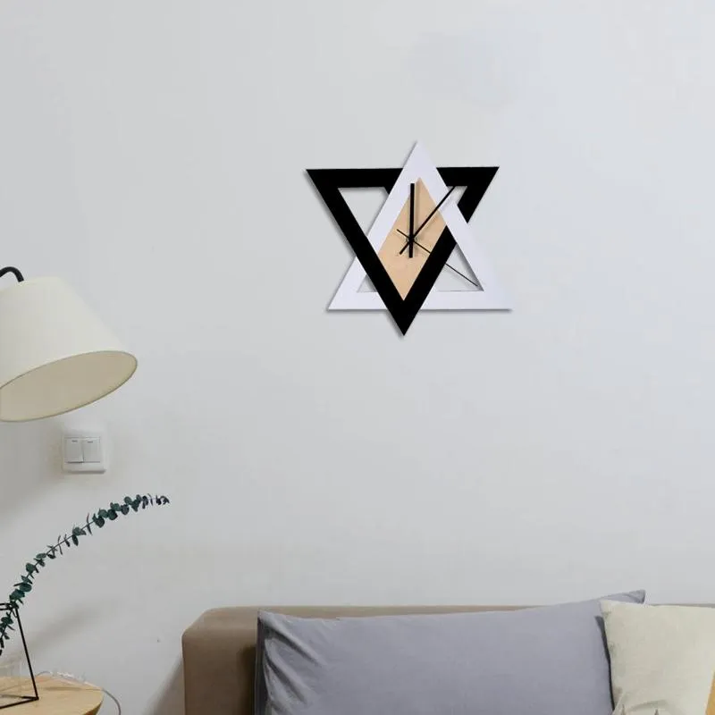 Horloges murales Personnalité nordique Corloge créative en noir et blanc vintage muet minimaliste décoratif deux horloges triangulaires qui se chevauchent Q240509
