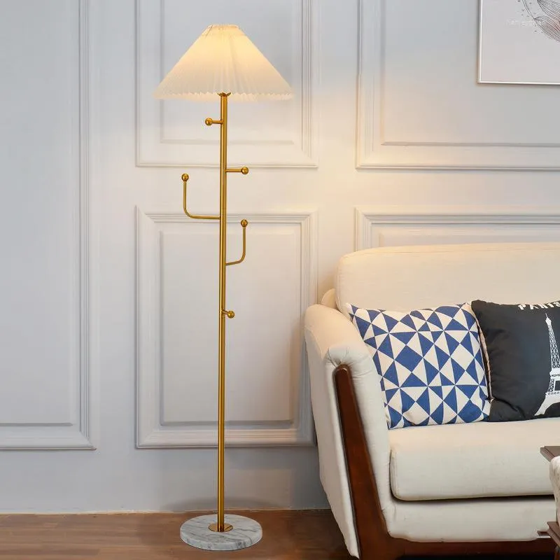 Lampy podłogowe nordycka metalowa lampa LED salon prosta nowoczesna atmosfera kreatywna stojak na dekorację domową oświetlenie nocne