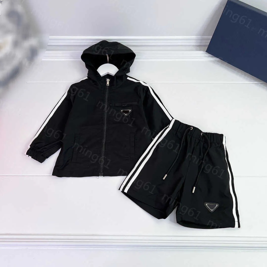 23SS Kinder-Designer-Kleidung, Kinder-Sets, Jungen und Mädchen, Metall-Logo, Fransen, Kapuzen-Reißverschluss, Mantel, elastische Taille, Kordelzug, Shorts, Anzug, hochwertige Babykleidung A1