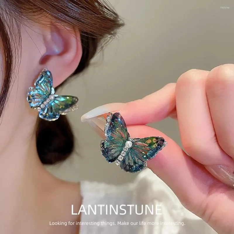 Stud -oorbellen Geavanceerde zirkooninstelling Pearl blauwe vlinder voor vrouwen