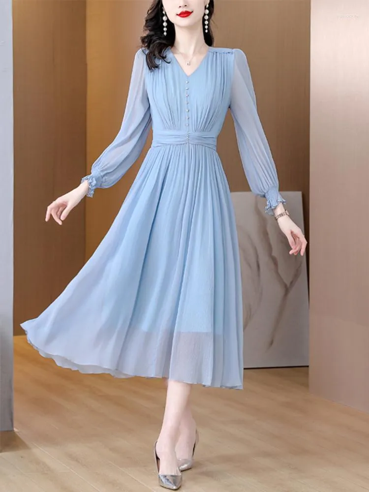 Casual klänningar blå siden långärmad klänning för våren sommarkvinnor 2023 Högmullbärsmaskstygn visar tunna och långa