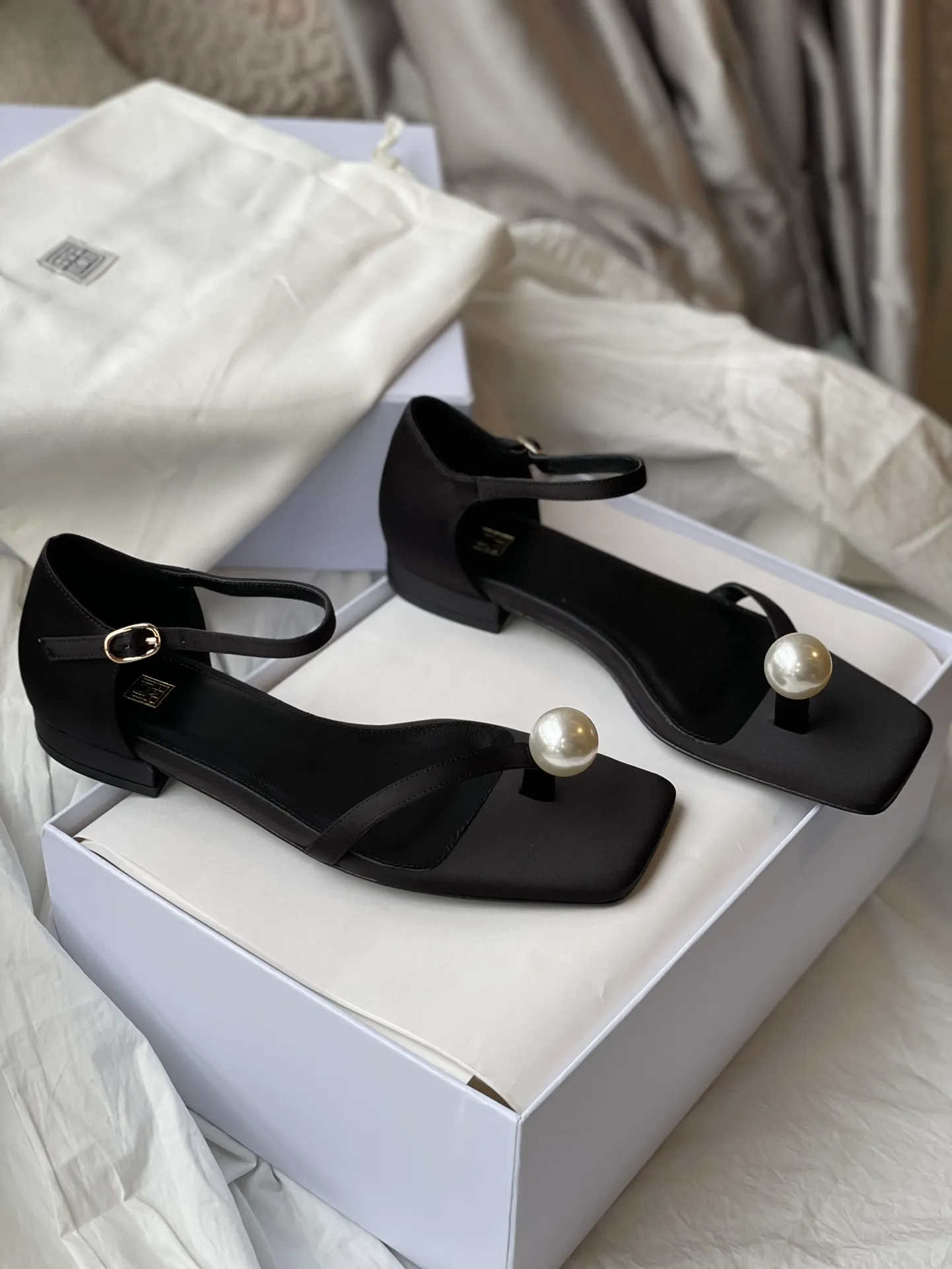 Sapatos femininos Toteeme the Pearl Flats Black Toteme Sandals planos acentuados com uma elegante pérola falsa no cetim de algodão de algodão e alça de algodão e alça de couro