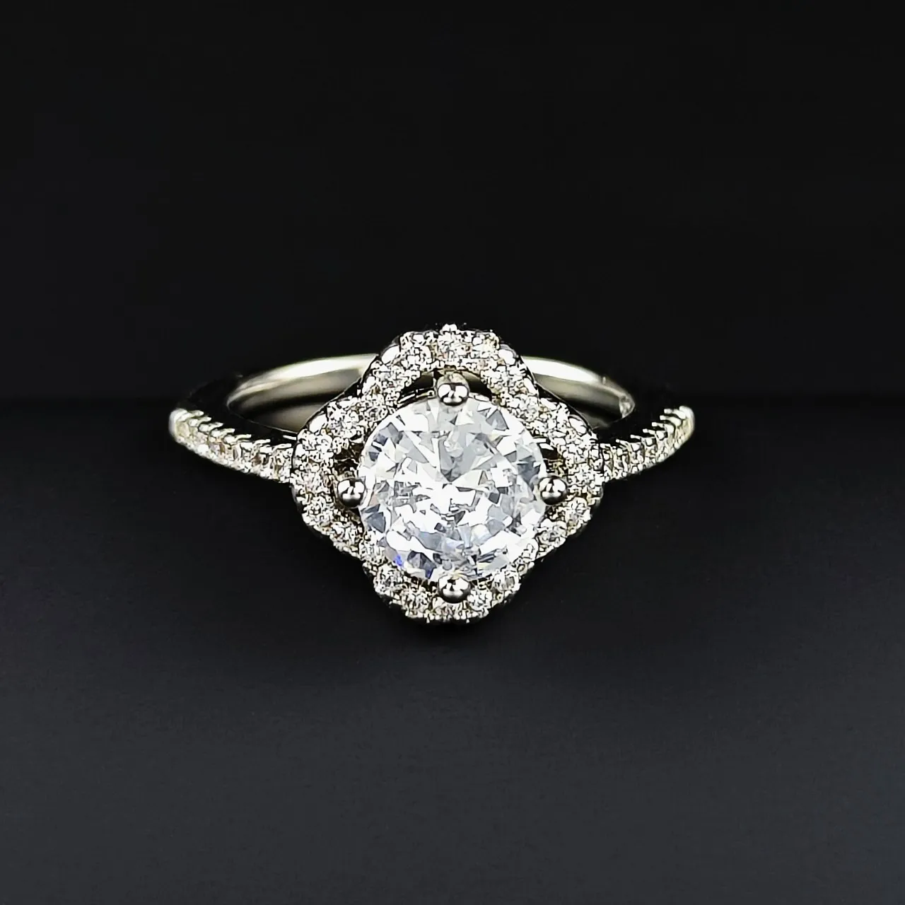 Designer Diamond Rhinestones de quatro folhas anel de flor de flores feminino de luxo grande zircão cheio de ornamentos de anel de diamante jóias de luxo