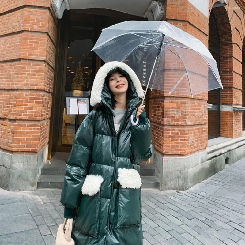 여자 트렌치 코트 2023 면봉 재킷 여자의 겨울 긴 두꺼운 두건 된 파카 한국의 느슨한 광택 램스 웰 스플 라이스 필드