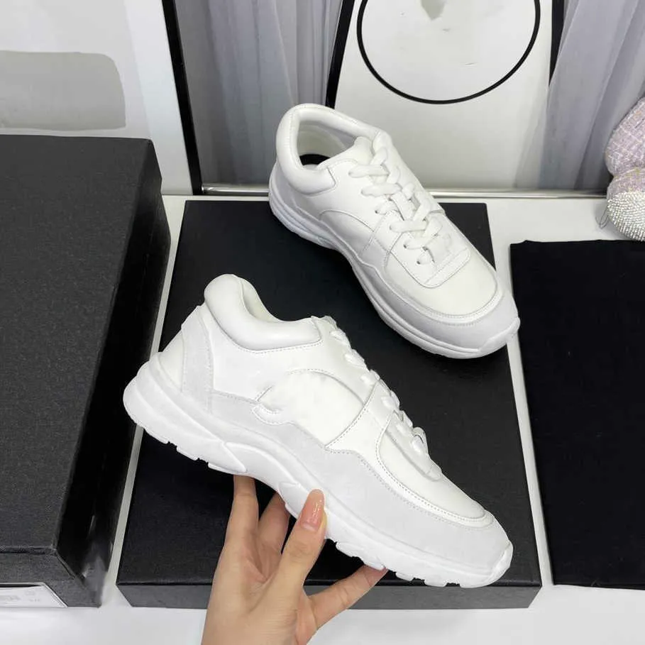 7A bästa kvalitet designer löparskor sneakers kvinnor lyxig snörning sportsko casual tränare white klassisk sneaker kvinna lyx snörning casual skor tränare