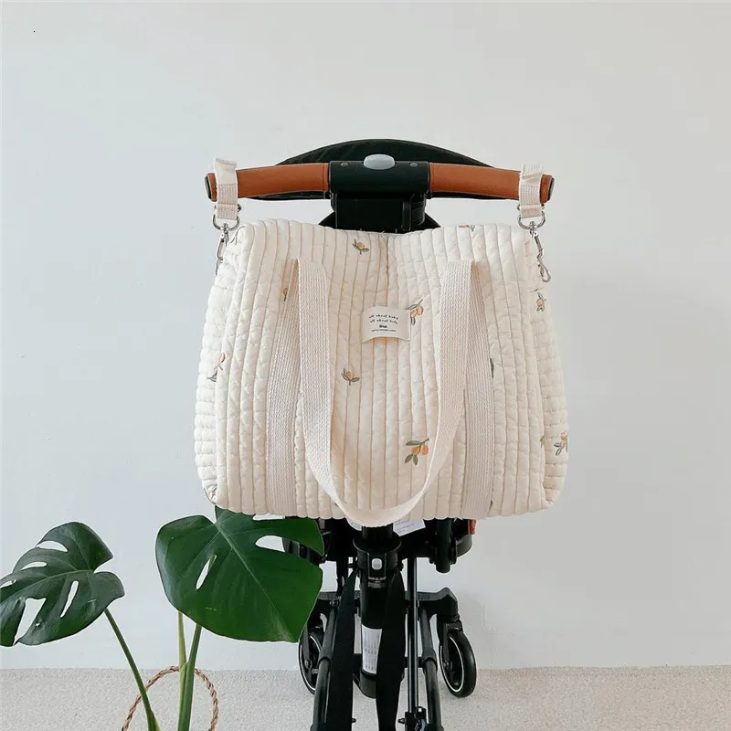 DIAPER Väskor Korea Style Born Baby Care Diaper Bag Mummy Shoulder Bag Embrodery Quiltad barnvagn Lagringsarrangör Stora handväskor 230510
