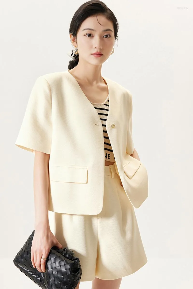 Resta elegante e comodo con la tuta da donna Shuchan Summer Sets.Questo completo in due pezzi presenta una giacca trendy e un set di pantaloncini della Collezione Donna 2023.