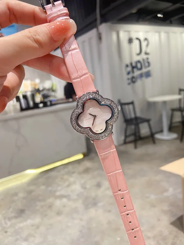Armbanduhren für 2024 neue Damen Uhren drei Stiche Quarz Uhr Top Luxusmarke Stahlgürtel Lady Accessoires Vierblatt Clover Form Mode Van 139