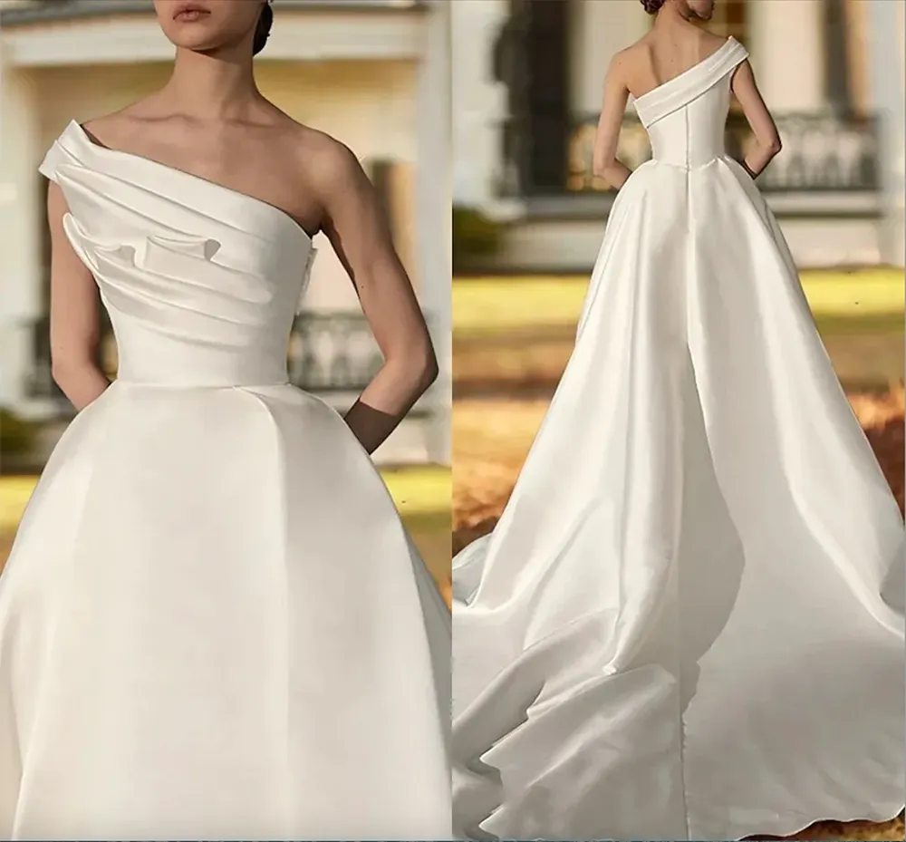 Klasyczna plis po linii sukienki ślubne Ivory Proste satynowe suknie ślubne Satin Długie pociąg ślubny Boho