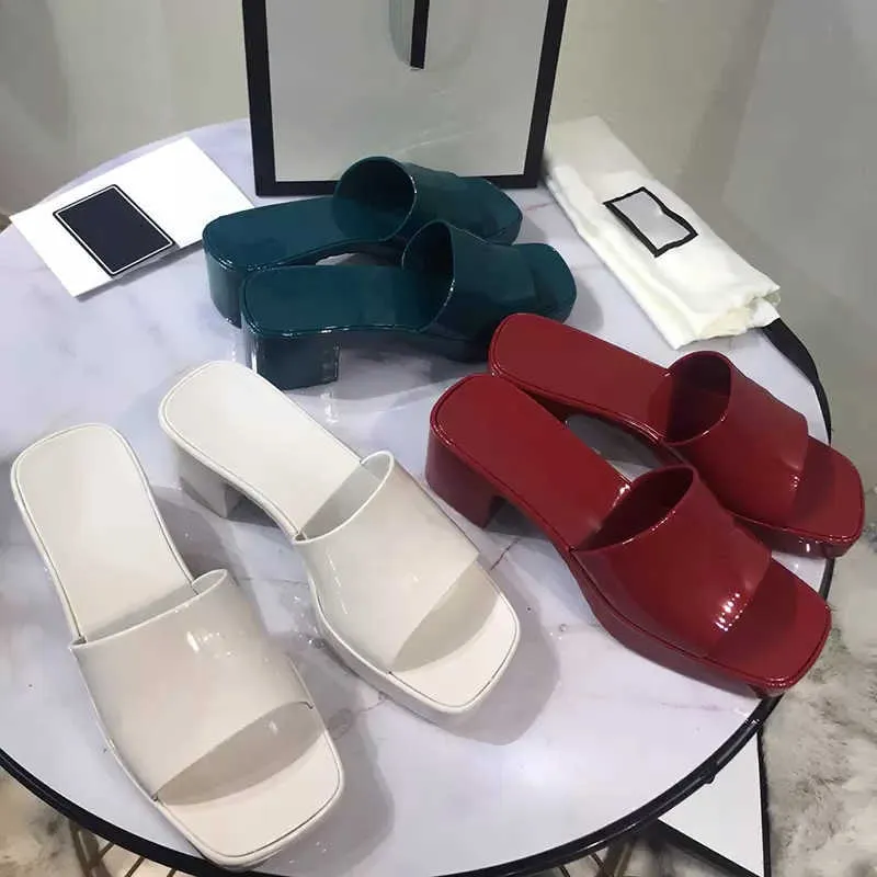 Vrouwen rubberglijbaan sandaal hoge hakken sandalen rubber transparante dia sandaal platform slipper dikke schoenen zomers in reliëf slippers met doos NO267