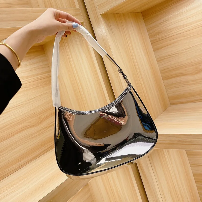 ショルダーバッグデザイナーアンダーシュールバッグトートハンドバッグ高品質のレザーハンドバッグ光沢のあるファッション女性のクラシックブランド財布シルバーフラッシュフリップバッグ22cm