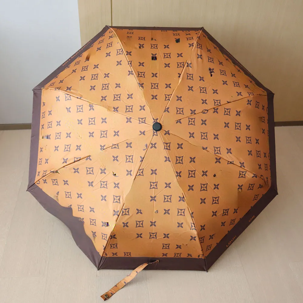 European Famous Fashion Vinyl Sun Protective Sun Umbrella Sunny and Rain Dual-Use Three-Fold Hand Open Wood Handle Gift Umbrella