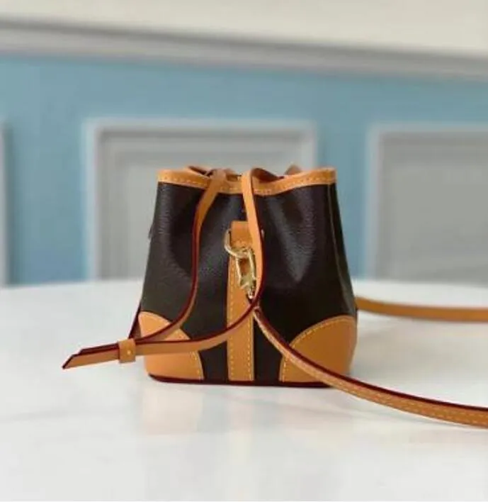 Designer de replicação de nível superior Mini bolsa de balde de 12 cm Bolsas de mão de crossbody de ponta com caixa wl118