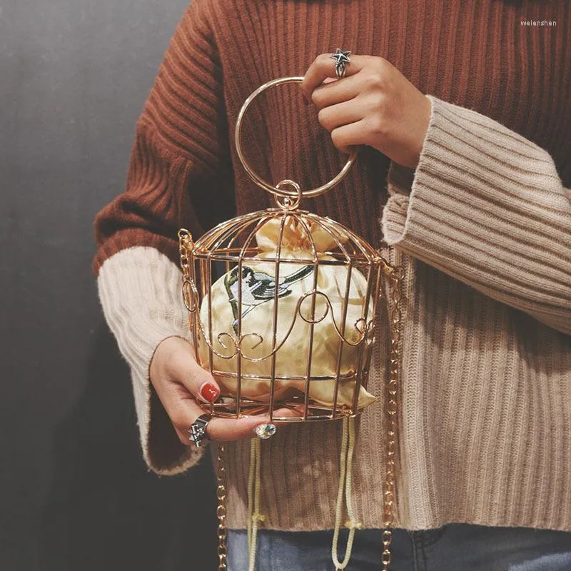 Kvällspåsar Design Kvinnor Birdcage Bag Clutch Metal Frame Brodery Bucket Bird Cage Mini Purse Women Gold Tassel Handväska