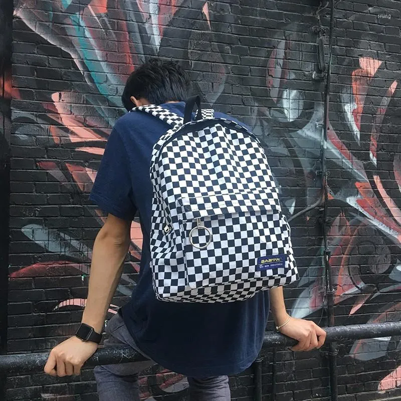 Backpack 2023 Black and White Plaid Harajuku Versão coreana do rótulo Retro Fashion Bag