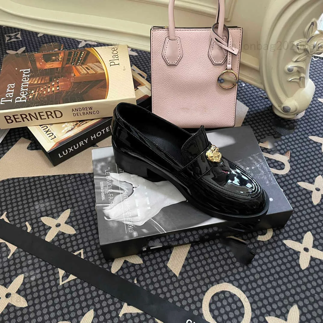 Luxury Designer Flat Loafers With Love Lock Decoration Loafer
