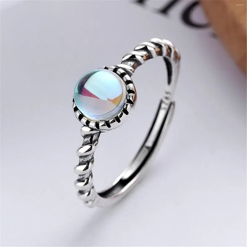 Pierścienie klastra Białe kamienne pierścionek Kobiety okrągły Moonstone Sterling 925 Srebrna luksusowa biżuteria mody Bague Argent Pierre de lune Blanche Femme