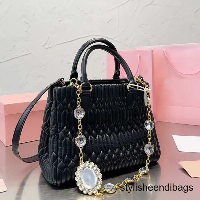 Designer väskor tygväska crossbody handväska axelväskor shopping handväska modebrev fårskinn läder kristallkedja lång rem kvinnliga koppling handväskor botten nit