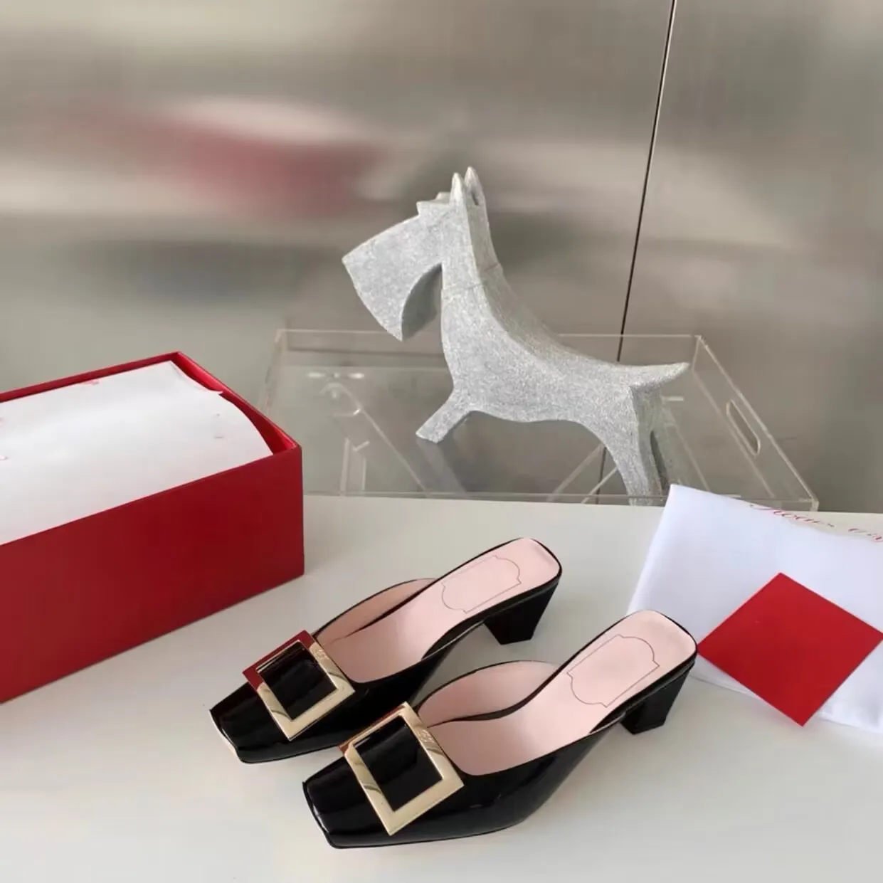 Pudełka Projektantka Obcasy Kobiety ubieranie się z butami Belle Vivier Metal Burza Mules Women Sandals Mash