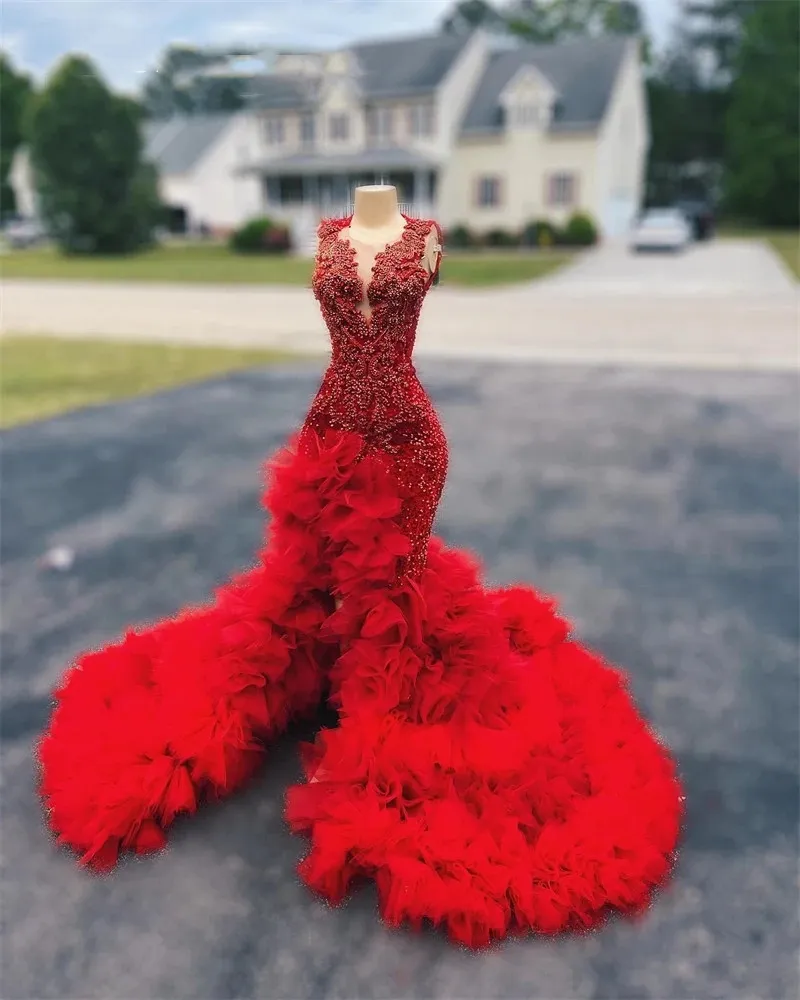 O czerwona szyja długa sukienka na studniówkę dla czarnych dziewcząt 2024 Aplikacje z koralikami sukienki urodzinowe sukienki marszki wieczorowe sukienki syreny wysokie rozcięcia
