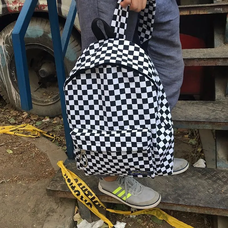 Mochila de cuadros store blanco y negro