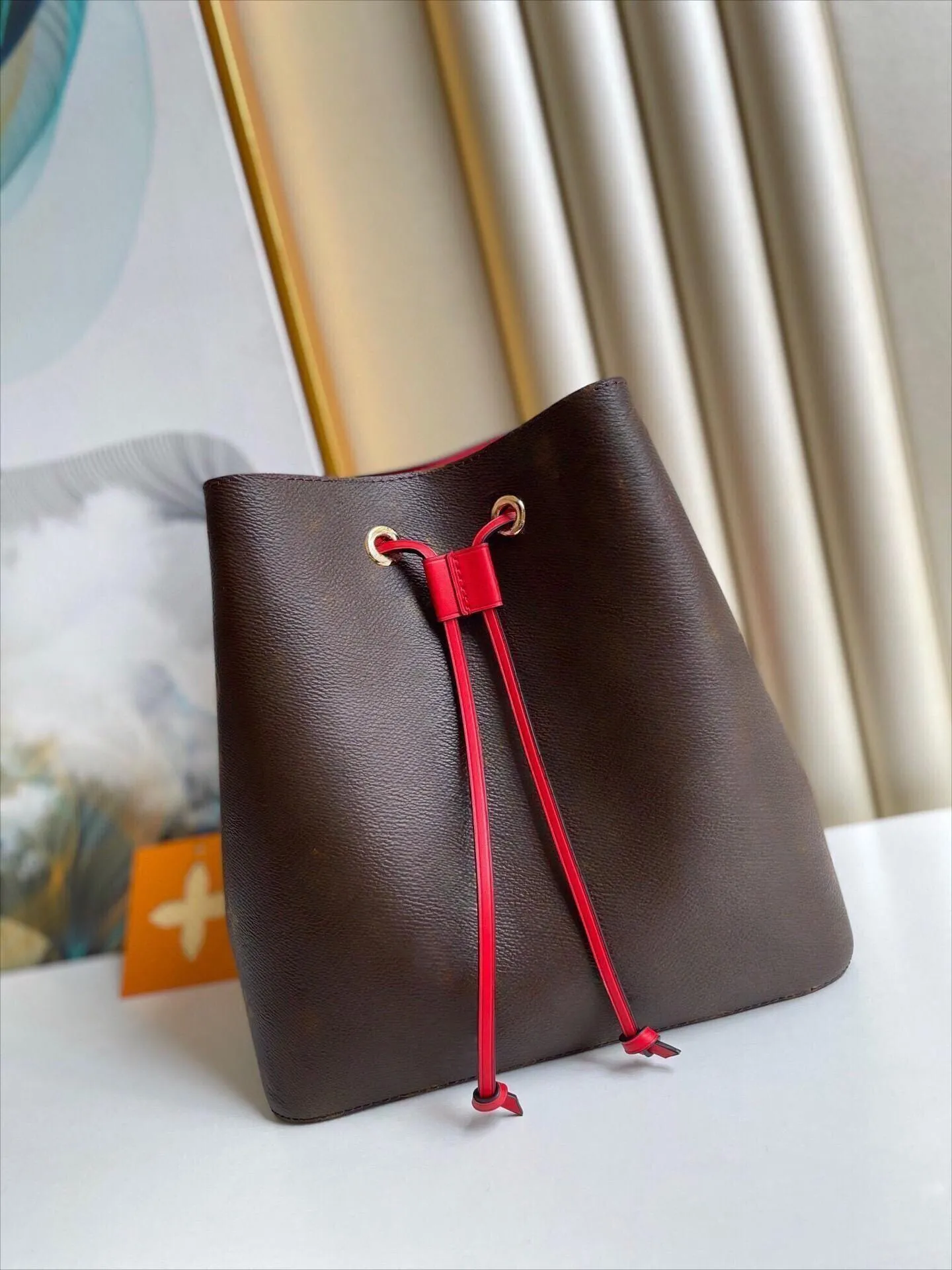 Famous bucket bag hotsell