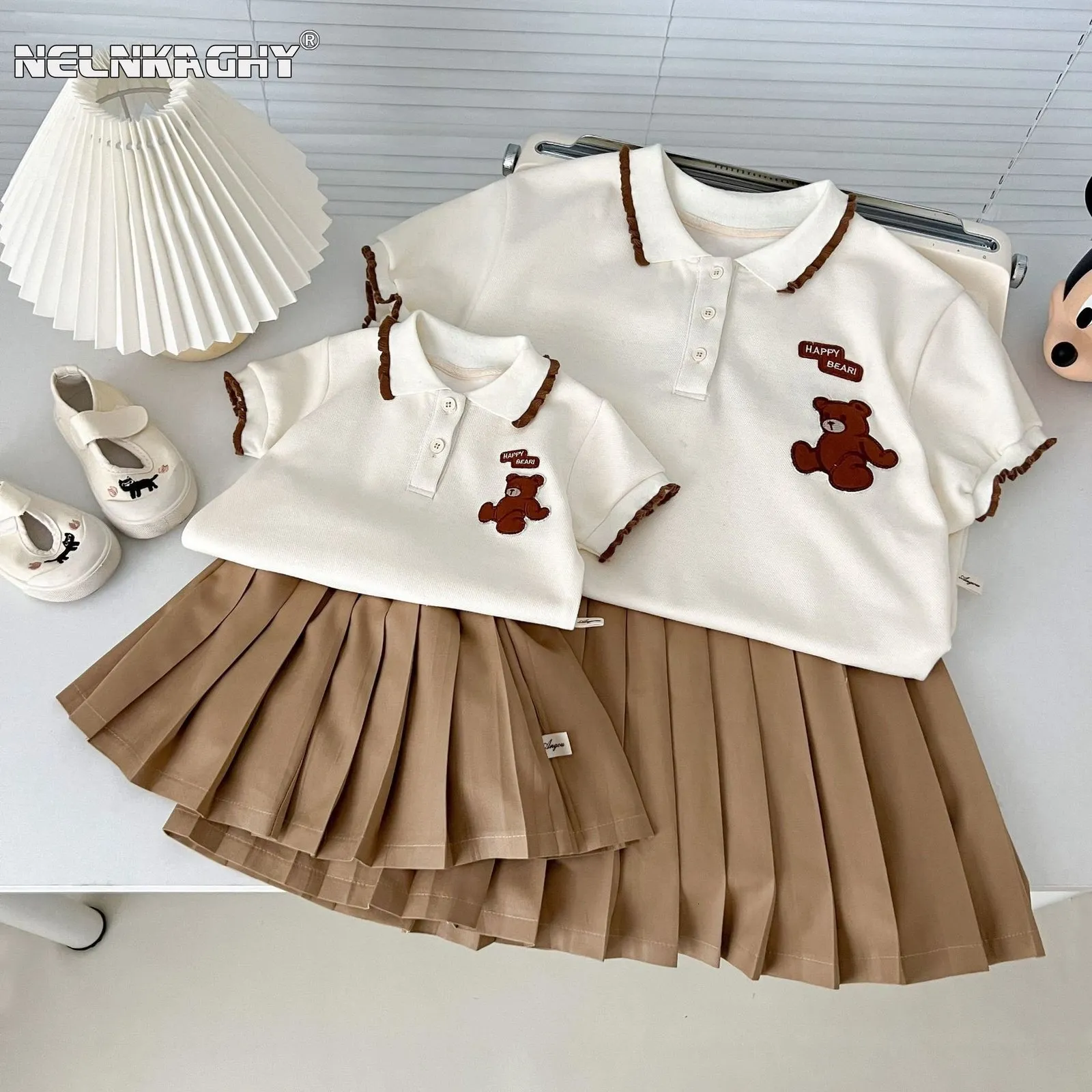 Familie Matching Outfits Moeder Kinderen Zomer Korte mouw Vintage borduurbeer Pleit rok Polo shirts Bodysuits jurken Girls Baby kleding 230511