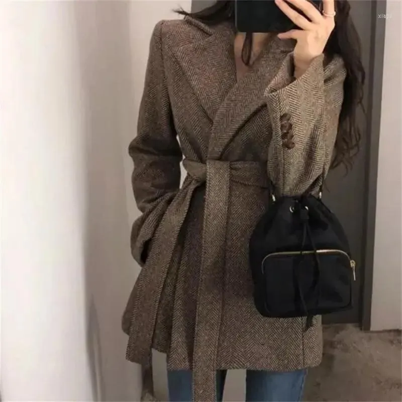 Cappotto di lana di lana da donna Giacca da abito da donna 2023 Autunno Inverno Stile Hong Kong Modello a spina di pesce retrò Cintura in vita ispessita 47