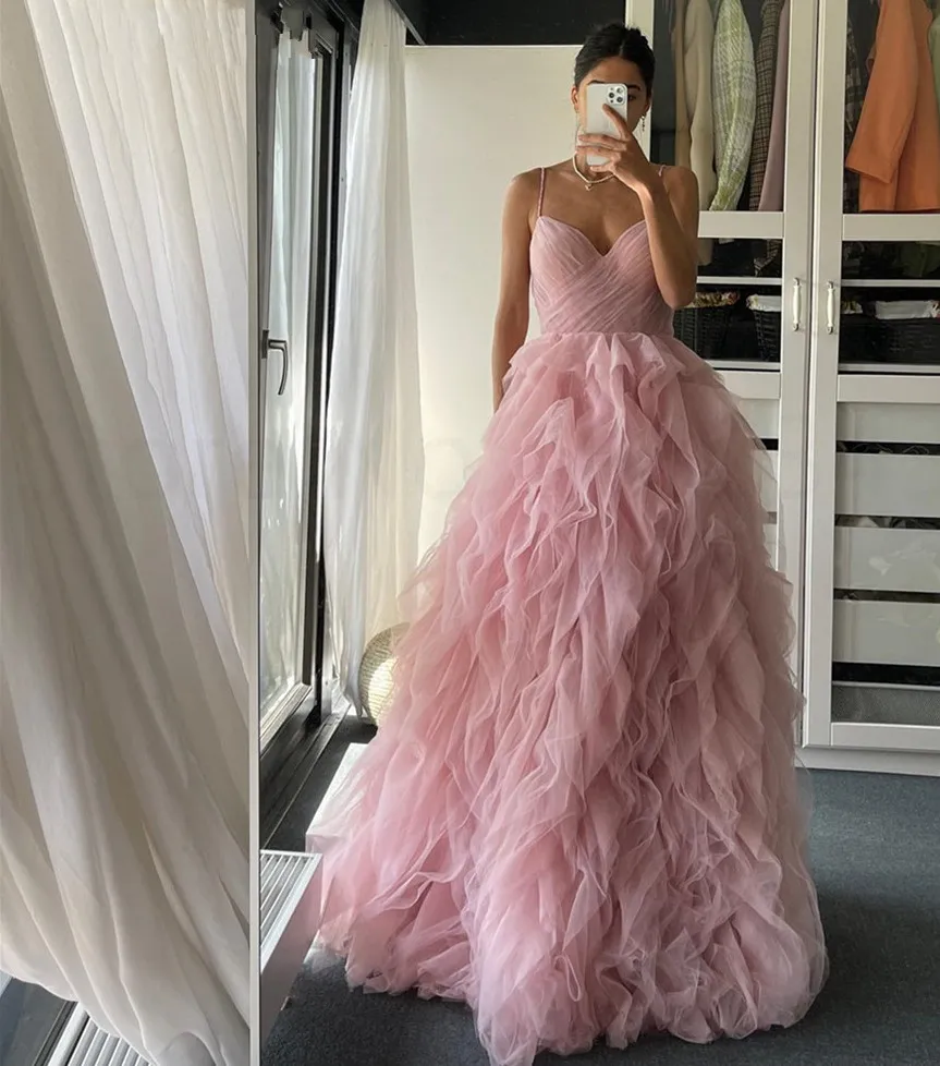 Prenses et pembe a-line balo elbisesi v yaka spagetti kayışları ruffles tül kadınlar akşam resmi önlükler sırtsız robe de soiree özel