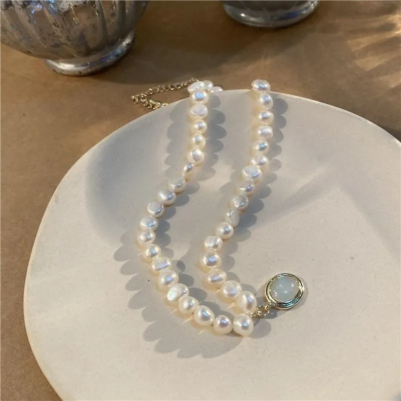 Chaînes 2023 Vintage coréen tempérament Baroque collier de perles d'eau douce pendentif pierre de lune chaîne de clavicule pour femme bijoux