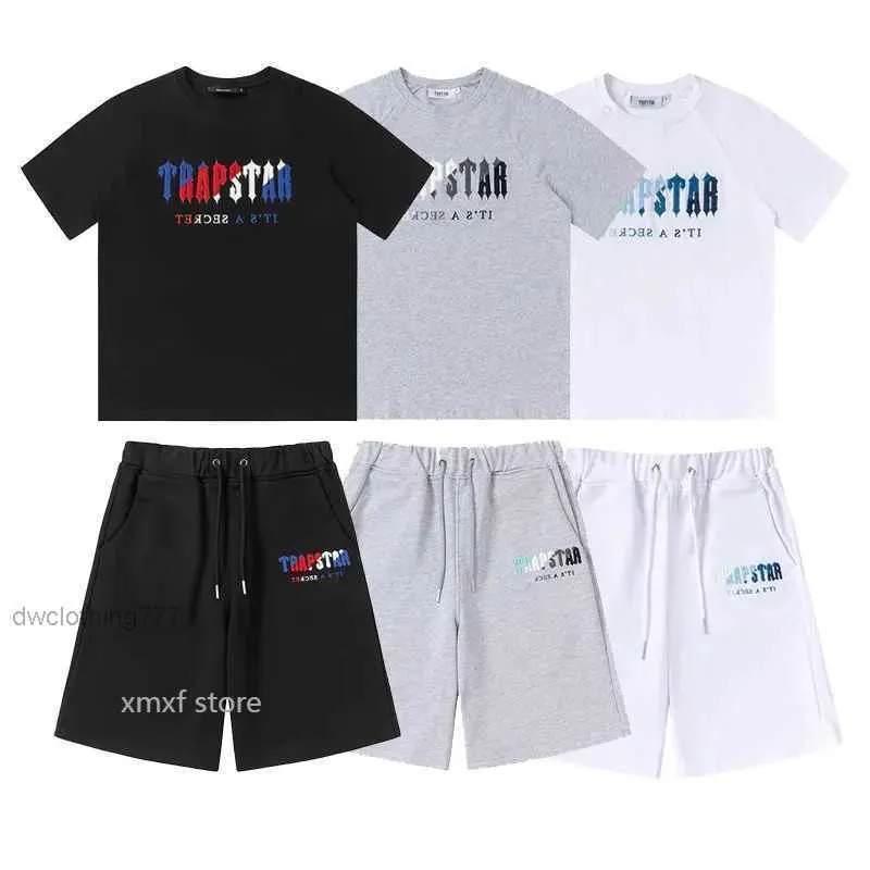 Trapstar-T-Shirt-Set für Herren, mit Buchstaben bestickter Trainingsanzug, kurze Ärmel, Plüsch-Shorts 2023