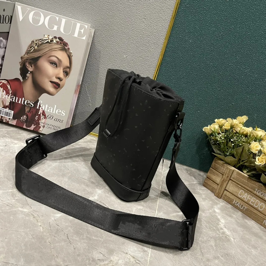 V8214 / V0698 OSZ Vogue Accessories 8214 Lined Tote Bags Sewing Pattern:  Inside External Pockets Handles Flaps Applique Shoulder Handbag - Etsy | Tote  bags sewing, Vogue sewing patterns, Bag patterns to sew