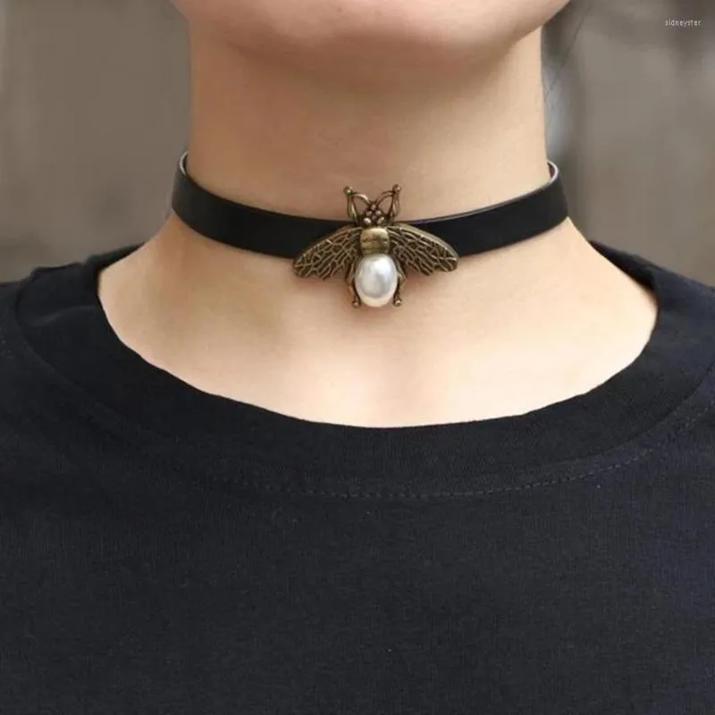 Choker Kirykle Cute Bee Necklace Black Leather Chain Short Clavicle Collar Girls Neck Simple Personality NeckBand