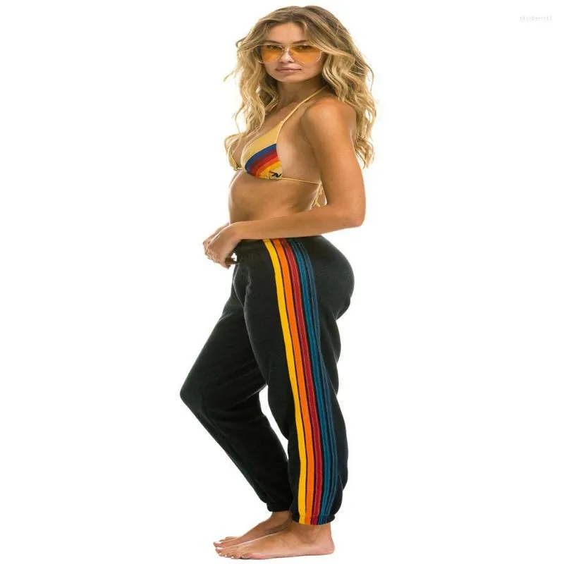 Calças femininas moda europa-eua estilo sweatpants mulheres cintura elástica arco-íris listrado magro pequeno pé esporte