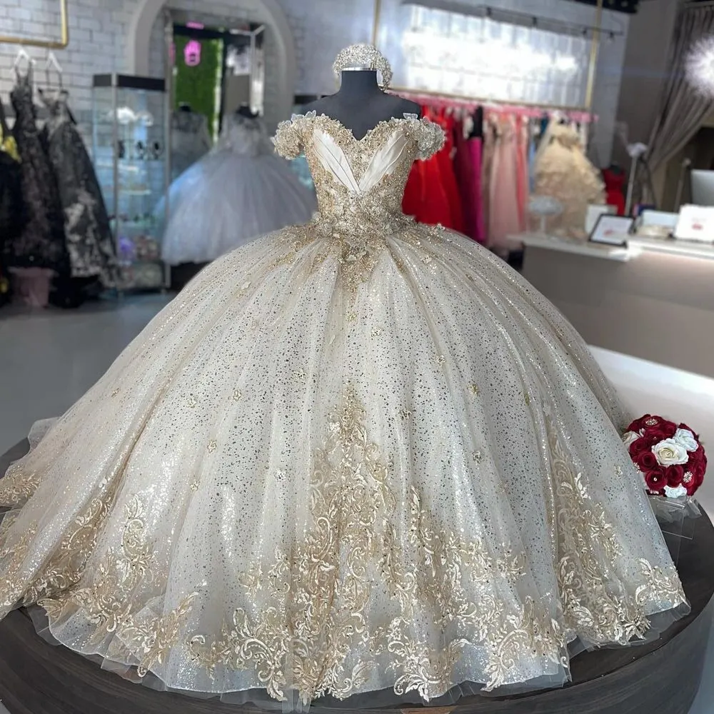 2023 Robes De Quinceanera Robe De Bal Hors Épaule Paillettes Dentelle Perles De Champagne Légères Plus La Taille Doux 16 Corset Retour Formelle Robe De Soirée De Bal