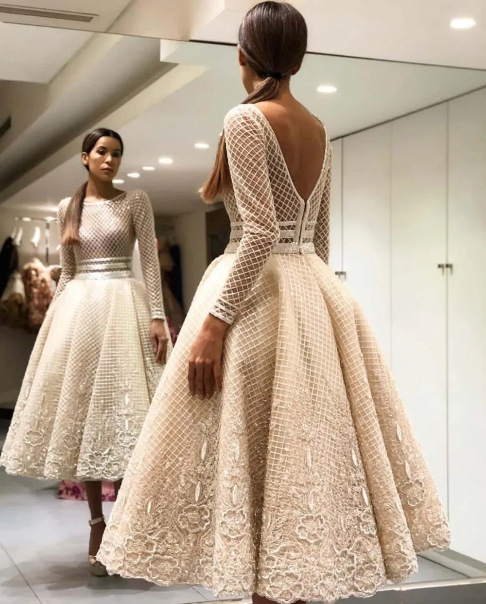 Abito da sera corto da ballo in pizzo unico 2023 Maniche lunghe con scollo a V Lunghezza tè Abiti da sera da donna Abiti formali Champagne Robe De Soiree Customed