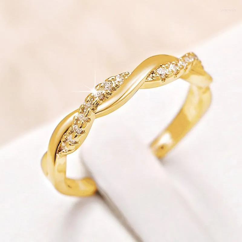 Bröllopsringar Huitan Fancy Women's Finger Ring Twist Band med mousserande kubiskt zirkonium Engagemang mode mångsidiga smycken