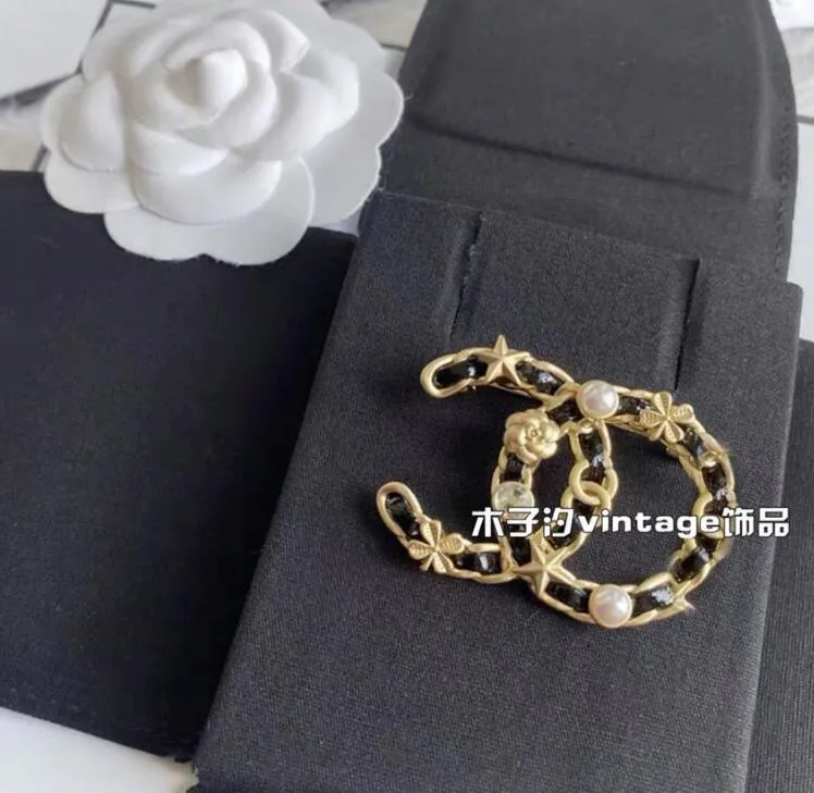 20style Luxury Women Designer Brand Letter Brooches 18K Gold Plated Crystal Rhinestone Jewelry Brooch Charm Pearl Pin Men Marry Wedding Party Cloth Accessories
