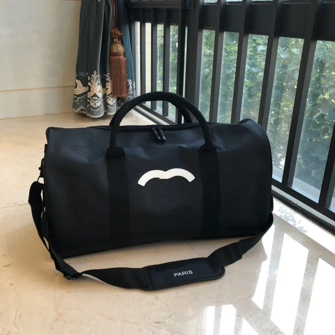 högkvalitativt lyxmode män kvinnor resor duffle bags märke designer bagage handväskor stor kapacitet sport Duffel bag