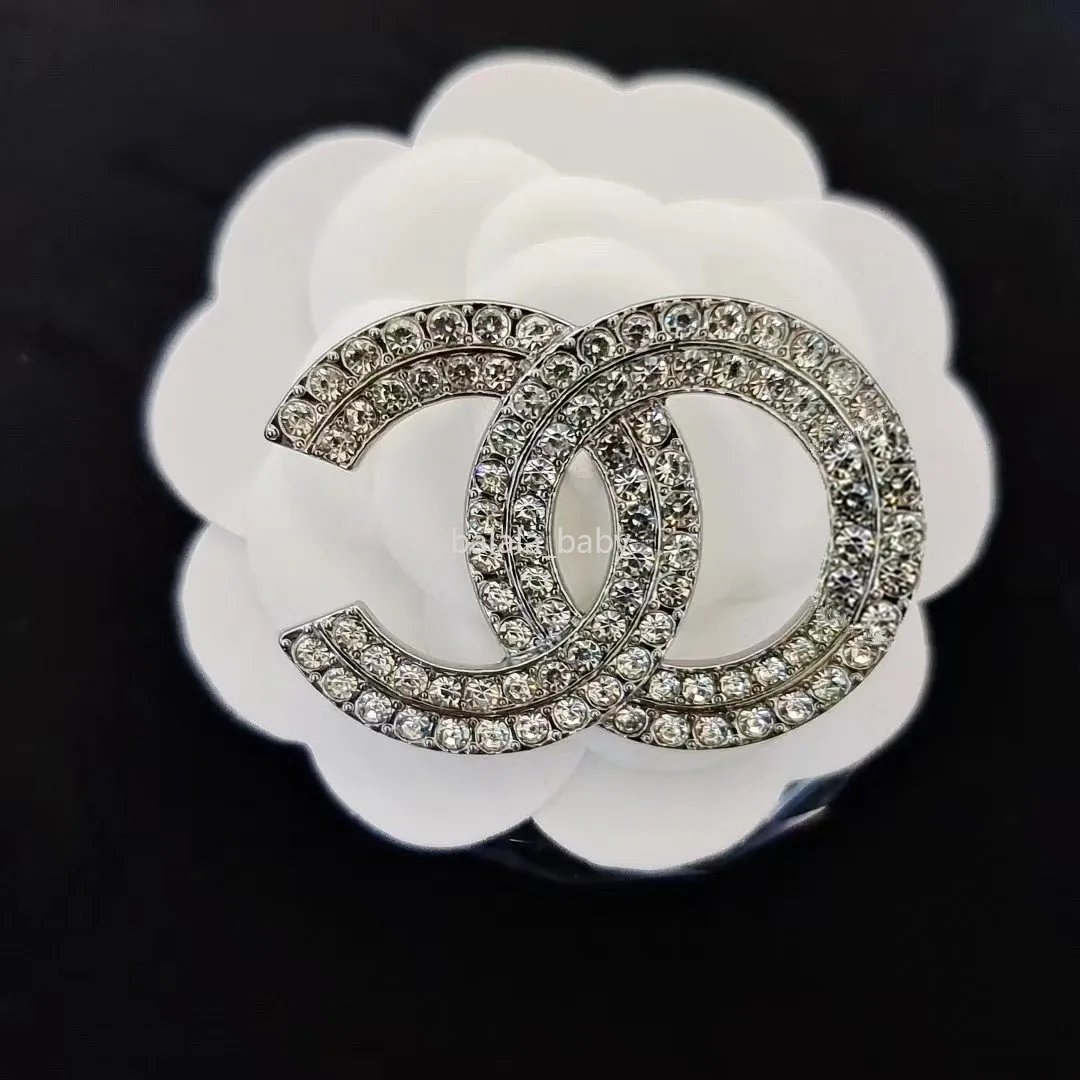 Womens Brooch Pins Diamond Pearl Letter Brooch Pin Suit Dress Pins For Lady  Fashion Brand Letter Designer Brooches Luxury Jewelry Accessories From  Balala_baby, $3.71