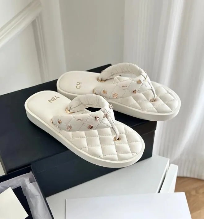 Chanells sandals mode femmes pantoufles sandales de créateurs noirs / blancs camélia fleurie flip flip flops de luxe Summer plage sorties de chaussures 866 999