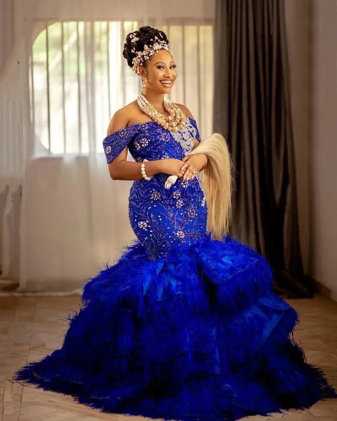 Robes de bal d'épaule élégantes de sirène 2023 applications de dentelle bleu royal perlées avec des plumes train grande taille robes de soirée formelles