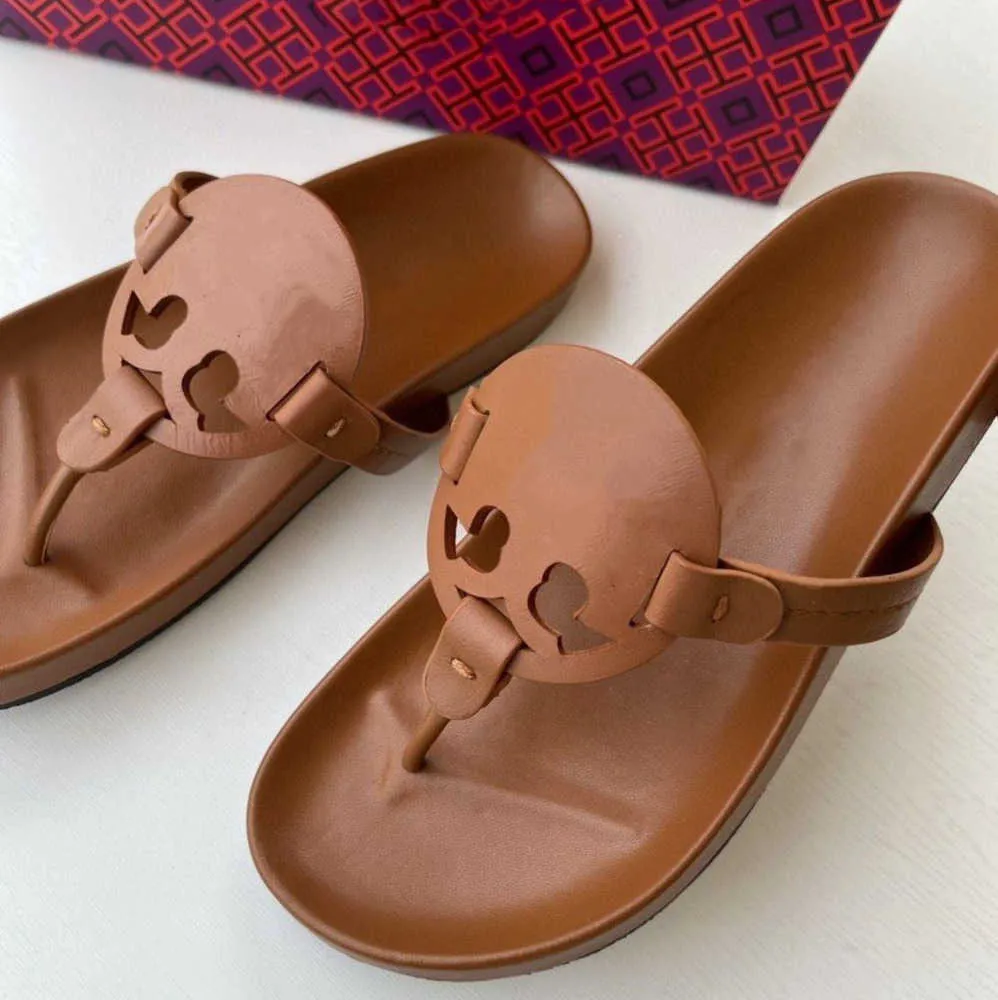 Märke sommarläder kvinnors sandaler kork tofflor casual dubbel spänne clogs strandskor mode trend 60ess