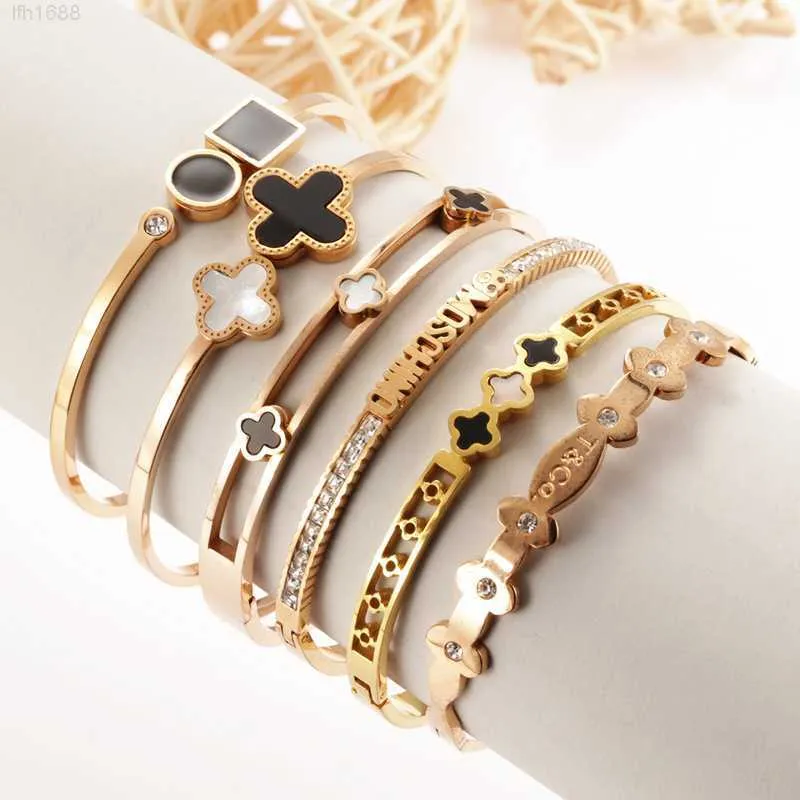 Clover bangle top