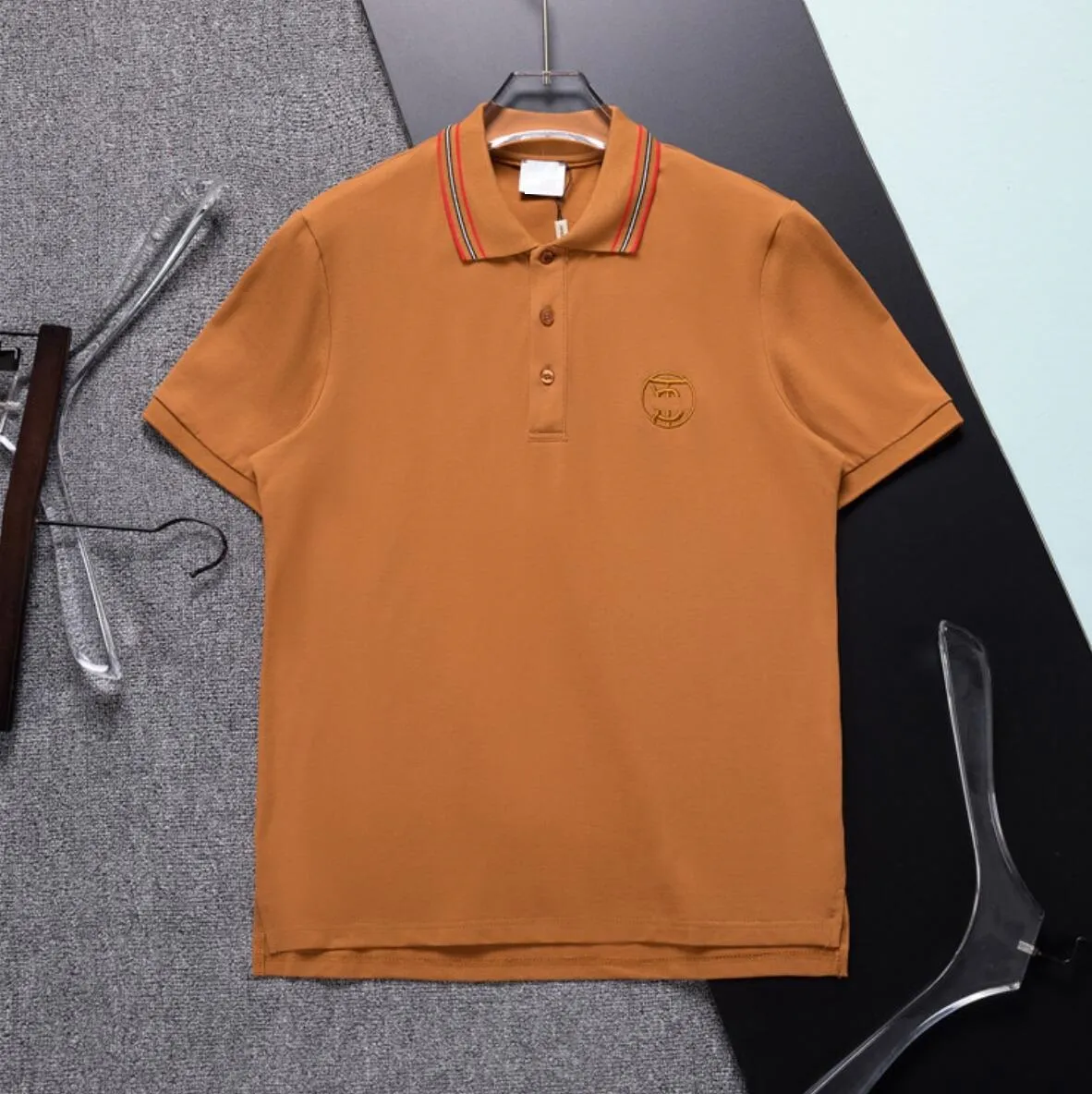 Polo da lavoro di moda Fornitore di magliette da uomo T-shirt allentata di lusso con lettera sul petto Ricamo a righe Stampa estiva Casual traspirante Top anti-umidità