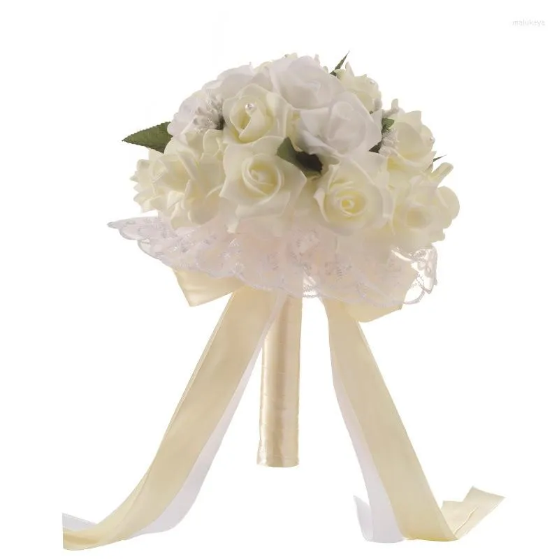 Decoratieve bloemen Elegante bruid handen vasthouden boeket romantische rozenbloem parel kristal bruiloft bruidsmeisje bruidsmeisje