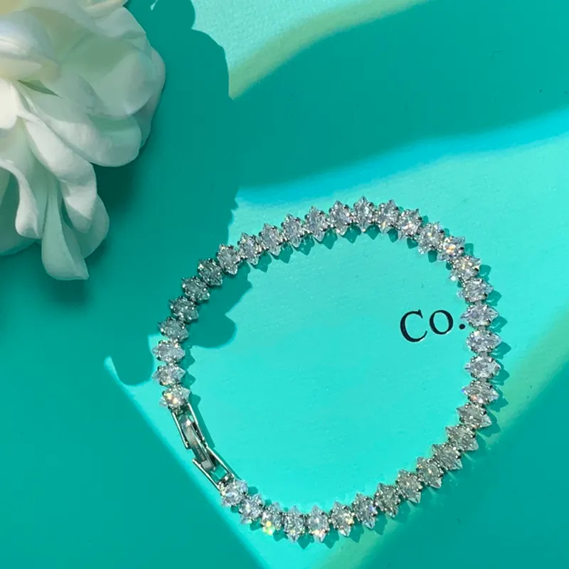 Designer armband kvinnors mode charm diamant armband mode två färger diamant högkvalitativ armband utsökt gåva smycken vacker gåva