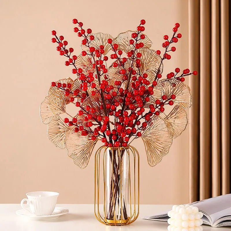 Dekorativa blommor kransar röda bär gyllene konstgjorda eukalyptusblad för hemma vardagsrum juldekor fest bröllop semester bär