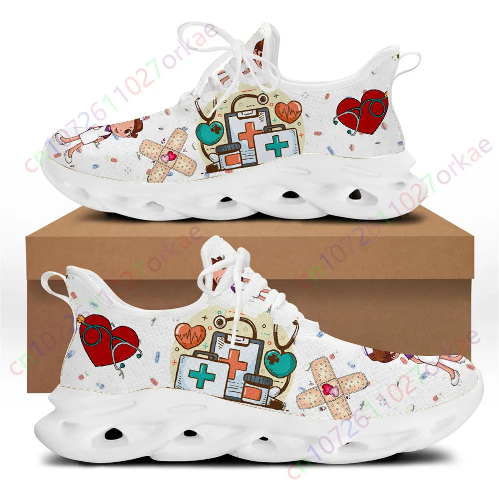 Scarpe eleganti 2023 Scarpe da ginnastica da donna di design di marca Bianco Infermieristica Cute Cartoon Nurse Doctor Print Light Laceup Flats Calzature 230512